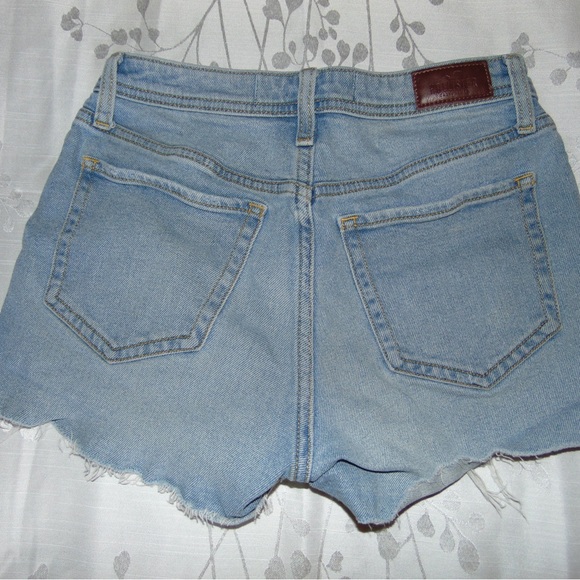 Hollister Light Wash Woman’s Distressed Style Jean Shorts - Picture 2 of 3